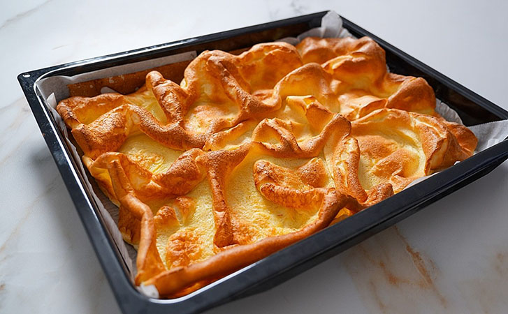 Тесто выливаем в противень и ждем. Универсальная основа для любой начинки: хоть с мясом, хоть с ягодами